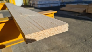 Hoblované prkno, 18x140 mm, délka 4m ostrá hrana